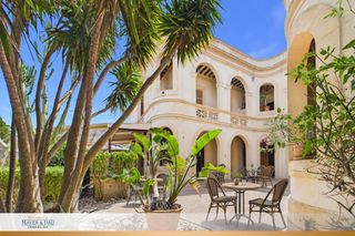 Gebäude in Artà Poble. Un palacio con historia.un extraordinario hotel boutique con fut
