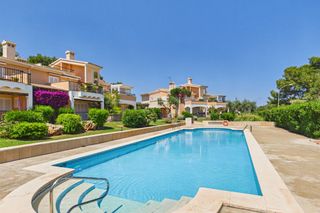 Attique à Cala Millor. Cala millor elegante piso de estilo mediterráneo con piscina, az