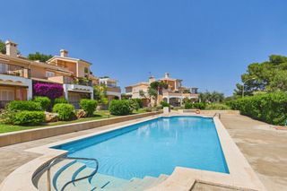 Flat in Cala Millor. Cala millor elegante piso de estilo mediterráneo con piscina, az