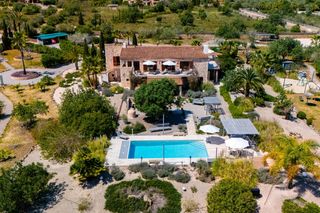 Mas à Portocolom. Portocolom su paraíso mediterráneo con jardín tipo parque y lice