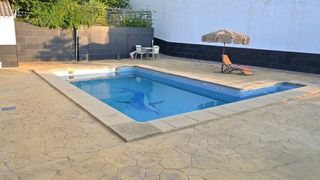 Chalet en Calle gredos 98. Se vende chalet independiente en los altos de la zubia con pisci