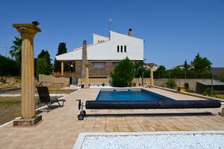 Chalet en Avenida montevive 57. Se vende chalet independiente en las gabias con piscina