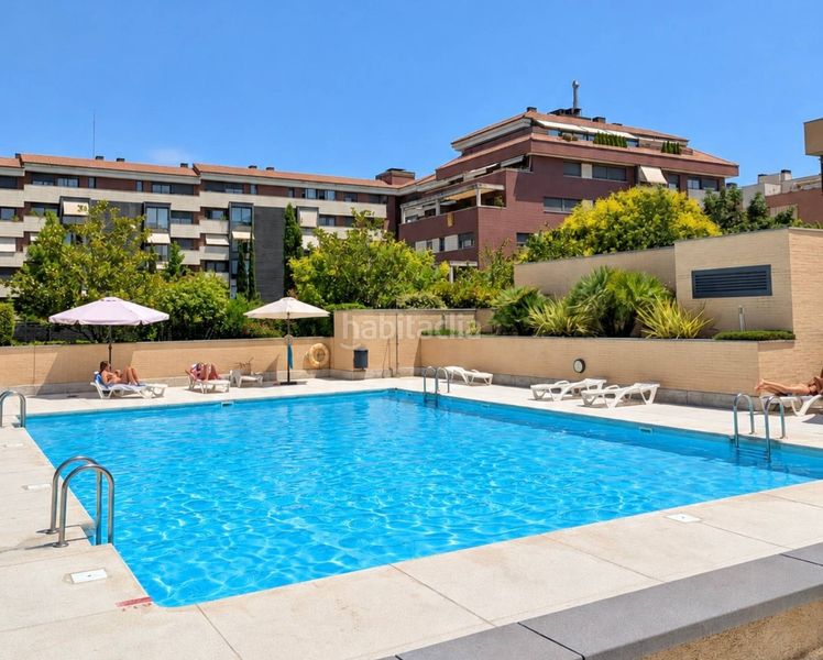 Foto b5aee6c3-4daa-4de3-a983-3787cb982f58. Pis amb calefacció aparcament piscina a Montecarmelo Madrid