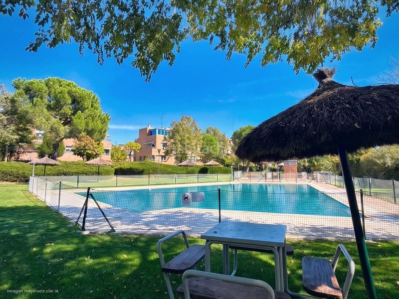 Foto e2efc794-3f9e-417c-8a74-ee319fdf867a. Àtic amb calefacció aparcament piscina a Encinar de los Reyes La Moraleja