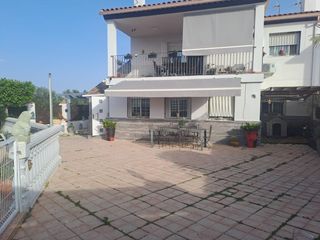 Chalet in Monserrat. Fantastico chalet urbano renovado con encanto en entorno tranqui