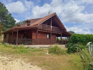 Chalet in Monserrat. Acogedora chalet de madera con ecuestre
