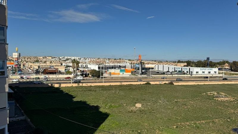 Foto 840f4acd-f4df-4628-a0e6-17fc63efb2df. Apartament amb piscina a Punta Prima Torrevieja