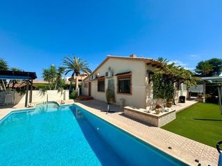 Casa a Cabo Roig. Os presentamos este precioso chalet en una planta en cabo roig!