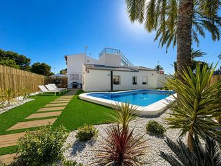 Maison jumelée à Punta Prima. Descubre esta magnífica villa pareada situada en la exclusiva zo