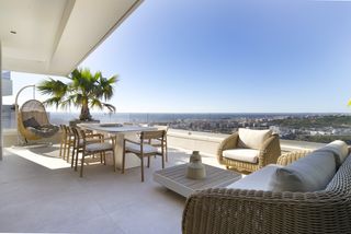 Miete Dachwohnung in Altos de Estepona. Exclusivo ático de 2 dormitorios con vistas panorámicas  mirador