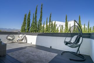 Piano terra in Nueva Andalucía centro. Apartamento moderno en planta baja elevada con gran terraza  gol