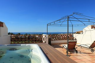 Casa a schiera in Sup-s1 soto resinera 8. Adosado de 3 dormitorios con vistas al mar en venta o alquiler e