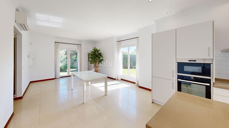 Foto df84977d-72e8-4b1f-9a0a-1caf1a2563aa. Casa amb aparcament piscina a Sotogrande costa Sotogrande