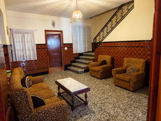Maison à Consuegra. Casa en venta en consuegra con amplios espacios, patio, terraza