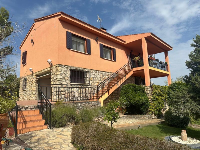 Foto 8664bad3-350d-4108-adc8-f4a3037d637b. Chalet avec cheminée chauffage parking piscine dans Albalate de Zorita