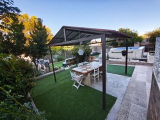 Chalet en Cedillo del Condado. Chalet independiente con piscina, 5 dormitorios, vestidor y plac