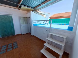 House en Consuegra. Casa baja totalmente reformada con patio, sol�rium y salida a do