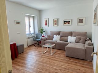House en Consuegra. Casa baja totalmente reformada con patio, sol�rium y salida a do