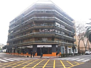 Lloguer Local Comercial a Santa Marina. Amplio local comercial en la zona estratégica de sta. marina, ba