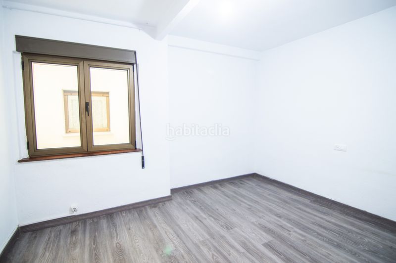 Foto c665281a-8025-4ee9-b3d0-bfaaeb5c7800. Pis a Siero - ildefonso sanchez del rio 30 a la pola Siero Siero