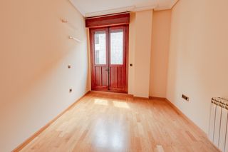 Lloguer Pis  Calle de torija. Se alquila:  piso exterior con con 2 balcones a la calle, recibi