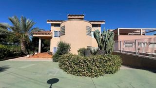 Chalet in La Ñora. Exclusivo chalet con balneario privado, pista de pádel y amplias