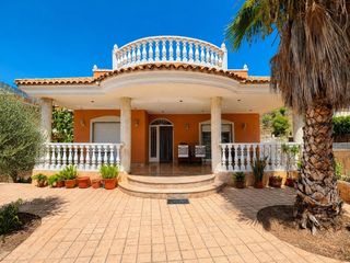 Xalet a El Esparragal. Amplio chalet independiente con piscina privada, grandes terraza
