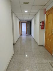 Oficina en Centro. Entresuelo para oficinas junto centro comercial vega plaza