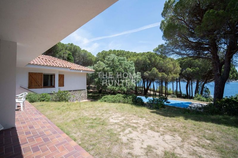 Foto 351811f8-7faf-4fb2-8b2d-219d43dc2272. Casa  de lujo de 490 m2 con piscina y vistas en venta en port de la selva el en Port de la Selva (El)