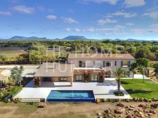 Casa  N/a. Casa de lujo de 350 m2 con piscina y vistas en venta en manacor