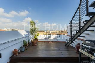 Pis  Cl hospital. Piso de 63 m2 con terraza en venta en el raval, barcelona