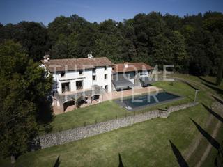 Casa a Olot. Casa de lujo de 600 m2 con piscina y vistas en venta en olot