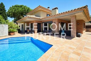 Haus  Tarragona. Casa de 279 m2 con piscina y vistas en venta en escala, l
