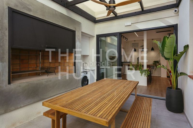 Foto 554df110-50ca-4994-bd0d-a7c2f9e202c9. Casa amb calefacció aparcament piscina a Sagrada Família Barcelona