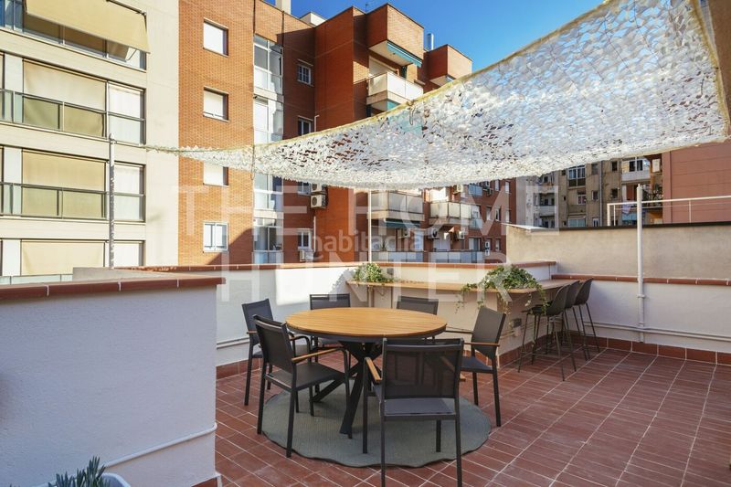 Foto 5f143710-ee8d-4d83-879c-83a52c434463. Casa amb calefacció aparcament piscina a Sagrada Família Barcelona