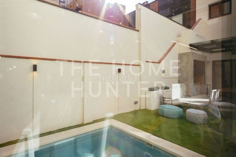 Foto a6ffdfb3-2fbd-431d-a4c5-585347827778. Casa amb calefacció aparcament piscina a Sagrada Família Barcelona