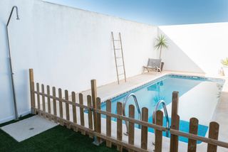 Casa adossada a Calle navalcarnero 29. Coqueto triplex de 4 dormitorios con piscina privada en santiago