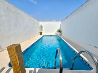 Casa a schiera in Calle navalcarnero 25. Coqueto triplex de 4 dormitorios con piscina privada en santiago
