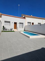 Casa en Calle mártires 4. Villa reformada en planta baja con piscina privada en pleno cent