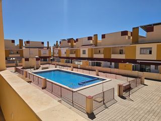 Casa adosada en Calle labrador manuel lambertos 23. Espectacular adosado con garaje privado y piscina en serena golf