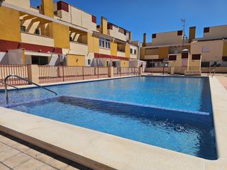 Maison jumelée à Calle labrador manuel lambertos 23. Espectacular adosado con garaje privado y piscina en serena golf