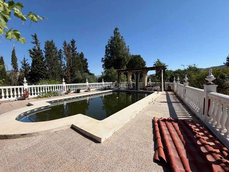 Foto f9af61d4-5c1a-41c1-919a-a7bfba41a3d4. Masia amb xemeneia aparcament piscina a Pizarra