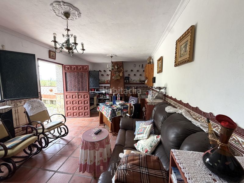 Foto 5a191fe6-4838-473c-85f0-aa87778acc49. Masia amb xemeneia aparcament a Álora