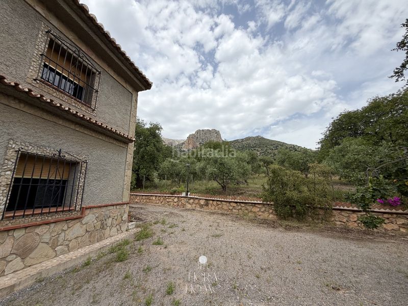 Foto a45e2314-b9dd-41a0-b1af-cc156b3d0fab. Masia amb xemeneia aparcament a Álora