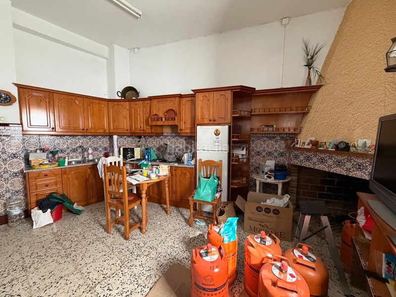 Foto 7143e385-9ee6-4e1c-bd9c-f0cc6c54843d. Casa adossada amb xemeneia aparcament a Ardales