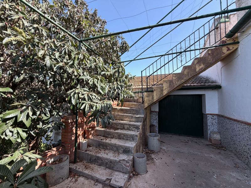 Foto 5f38aa64-6d7a-4451-8adb-b27585515819. Masia amb xemeneia aparcament a Álora
