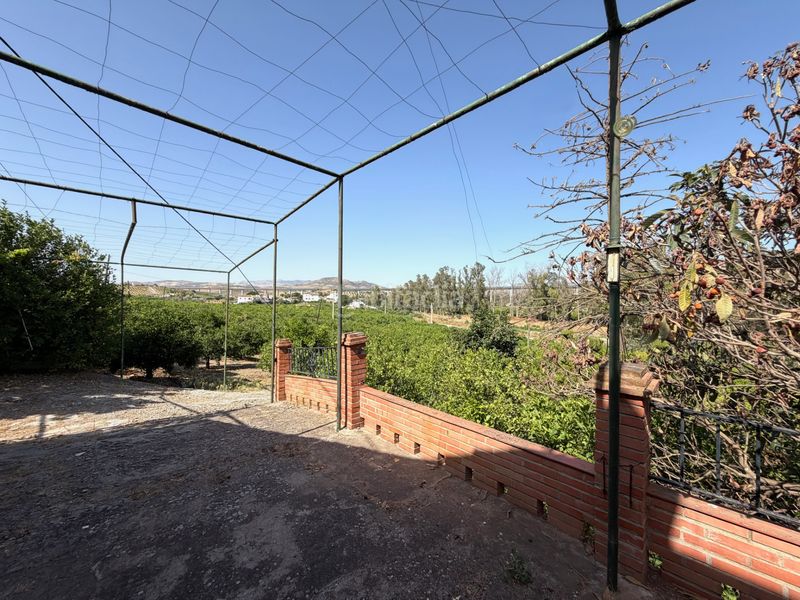 Foto ae4a2ce6-cc33-483b-a555-53b294fc8354. Masia amb xemeneia aparcament a Álora