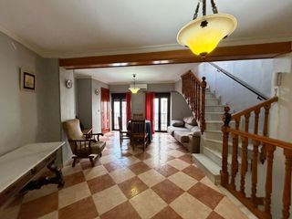 Maison jumelée à Álora. Casa cerca del centro de álora