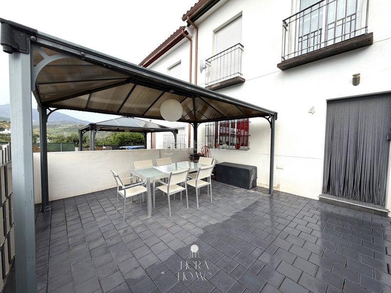 Foto b16d1661-a233-4e5a-815f-a4a931a98aeb. Casa adossada amb xemeneia piscina a Álora