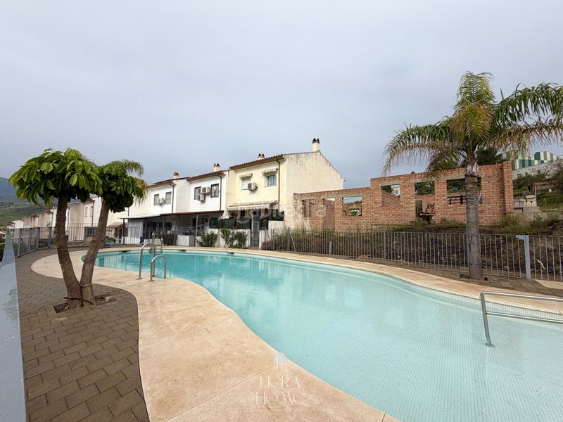 Foto b32c663d-1736-47c3-be42-faaa0d819564. Casa adossada amb xemeneia piscina a Álora